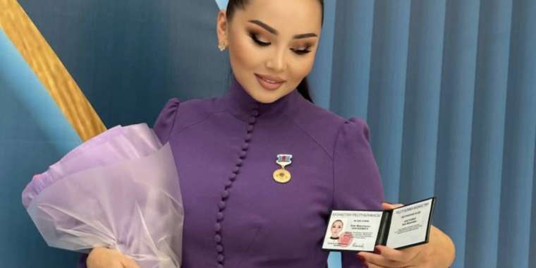 Меруерт Өтекешова - "Халық әртісі", Баян Алагөзова - "Еңбек сіңірген қайраткер"