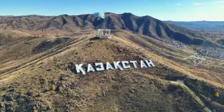 Құтқарушылар «Қазақстан» тауының шыңында Республика күнін атап өтті