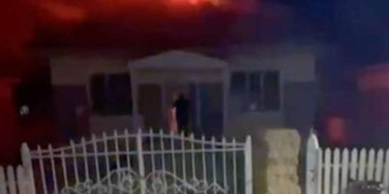 Талдықорғанда полицейлер өртеніп жатқан үйден ер адамды аман алып шықты