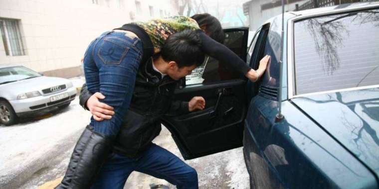 Таразда бір топ жігіт қызды көлікке салып, алып кетті