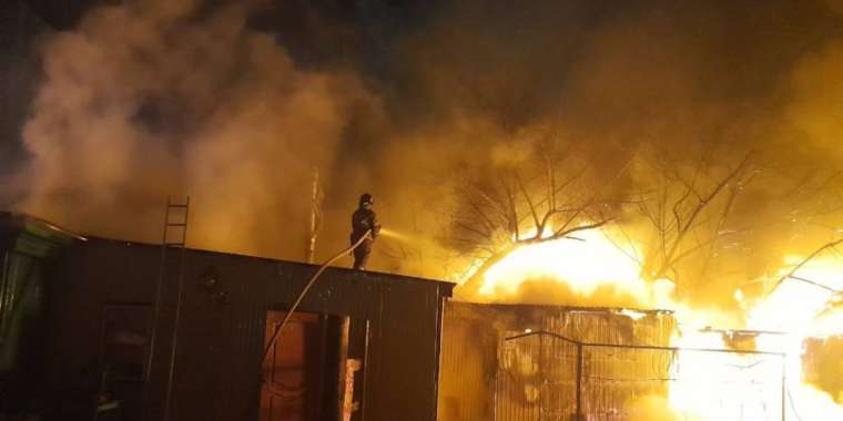 Түн ішінде Семейде өрт шығып, үш үй жанып кеткен