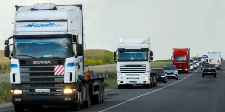 481 көлікті заңсыз тіркеген ХҚКО қызметкері Ресейге қашып кеткен