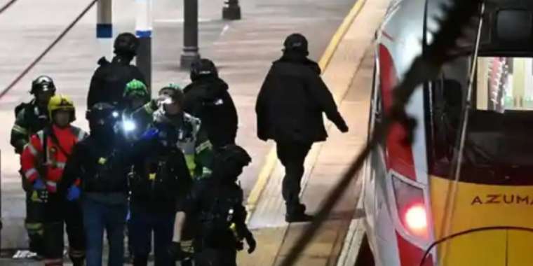 Пойызда пышақпен шабуыл жасалды: 10 адам жарақат алды