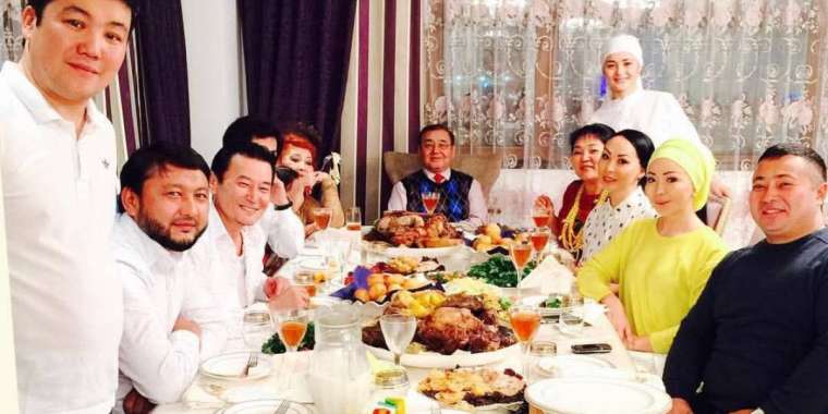 Мұхамеджан Тазабек: Мөлдірдің қолынан ыстық шәй ішуші едік…