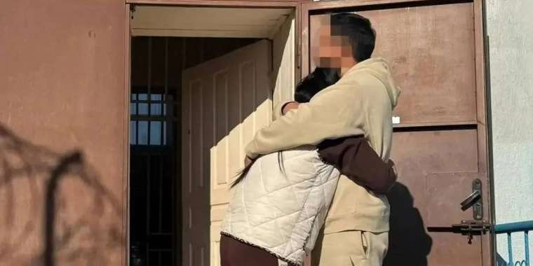 "Әйелін үш жыл күткен": Түрменің алдында кездескен ерлі-зайыптылар жұртты елжіретті