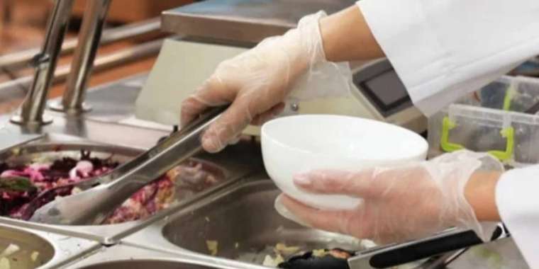 Тамақтану орындарында 200-ге жуық адам заңсыз жұмыс істеген