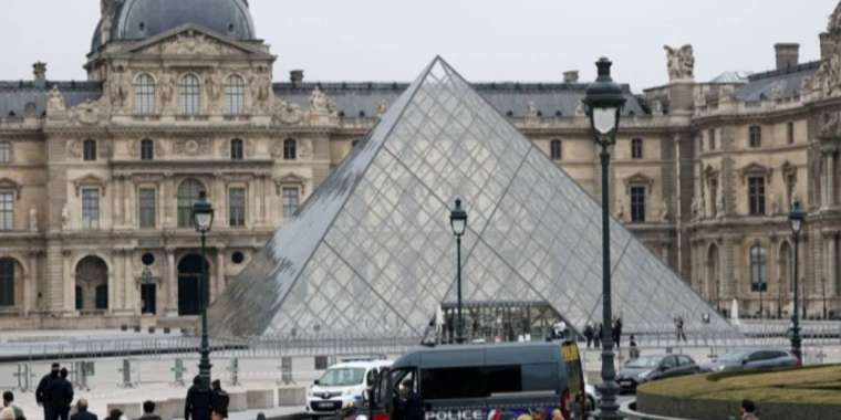 Сонша әккі ұрылар емес. Луврды үптегендер анықталды