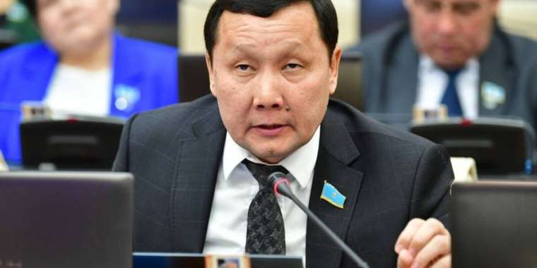 Депутат Абзал Құспан тоқал алуды заңмен реттеу қажет деп санайды