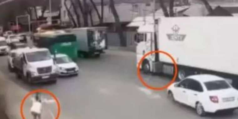 Алматыда 7 жасар қызды жүк көлігімен қаққан жүргізуші сотталды