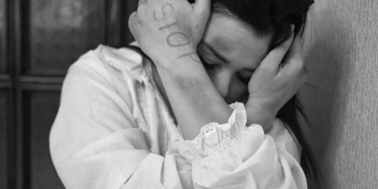 Ақтөбеде 17 жастағы қызды жылдар бойы зорлап, 2 мәрте түсік жасатып, спираль салдыртқан