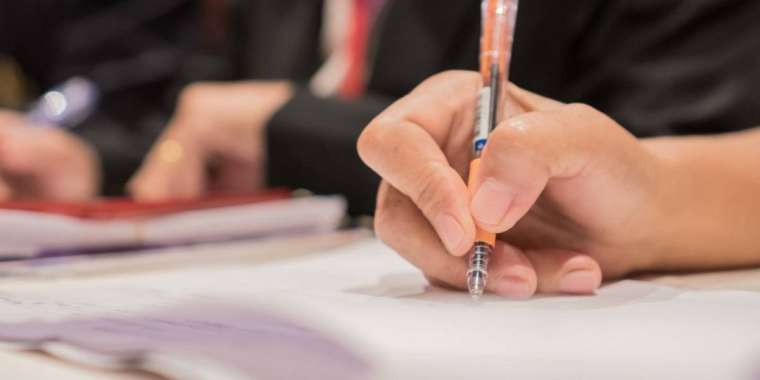 60 жыл тұрса да тіл үйренбеген азамат елден қуылуы мүмкін