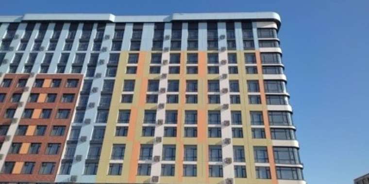 Астанада үй қасбетінің бір бөлігі құлап, адамдар зардап шекті