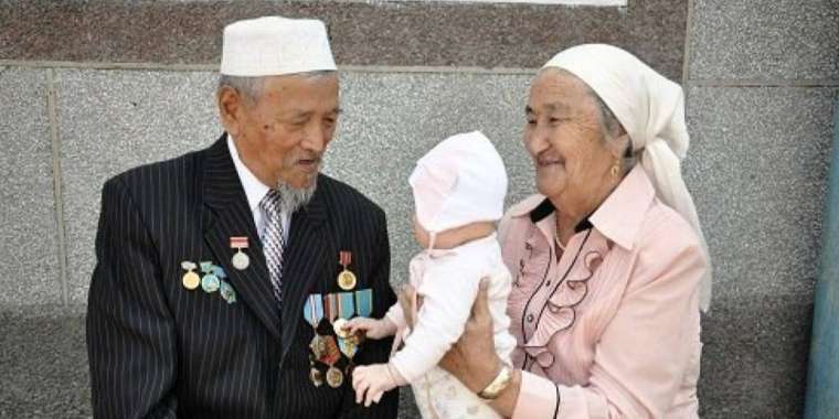 "Баланы ата-әжеге берген дұрыс па?": Танымал журналистің сөзі көпшілікке ой салды