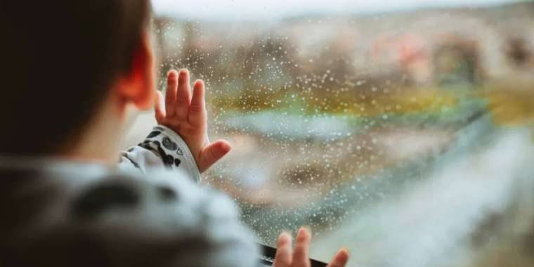 Атырауда екі жастағы бала терезеден құлап кетті