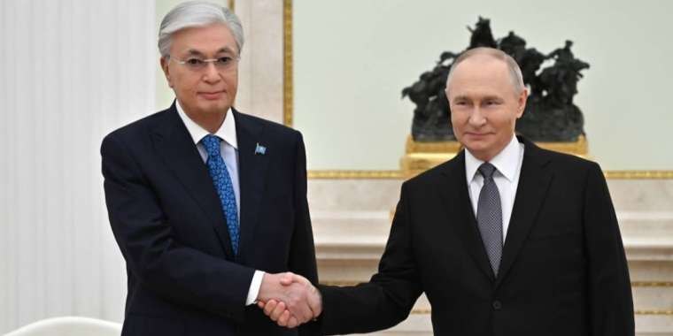 Тоқаев пен Путин бейресми кездесу өткізді