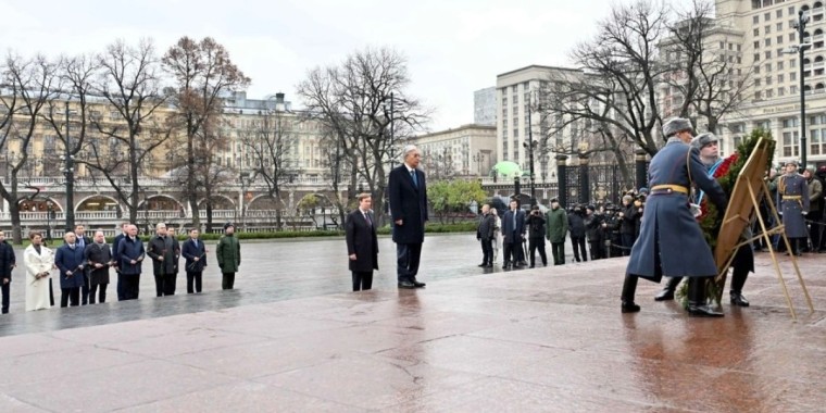 Президент «Белгісіз жауынгер бейіті» ескерткіш мемориалына гүл шоғын қойды