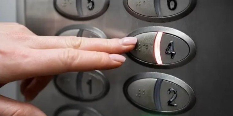 Астанада лифт құлап, бір адам қаза тапты (ВИДЕО)