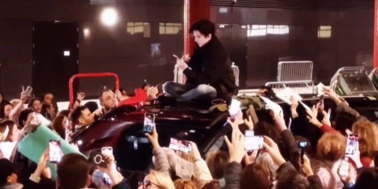 Димаш Лондонда көрермендеріне көлік үстінде отырып қолтаңба берді