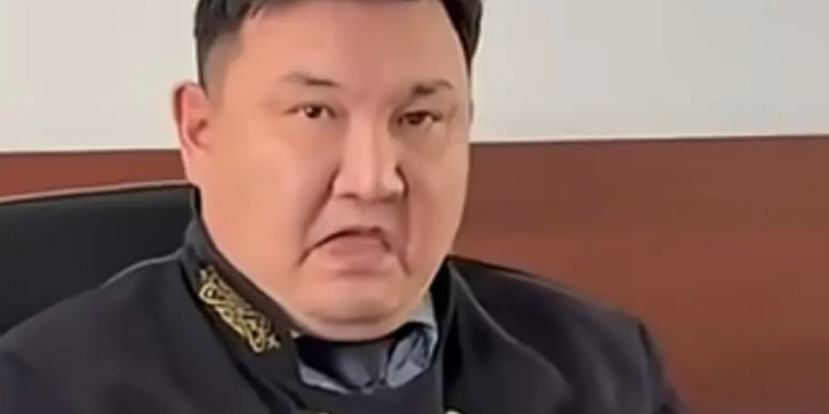 Сот залында тілін шығарған судьяға қатысты шешім қабылданды