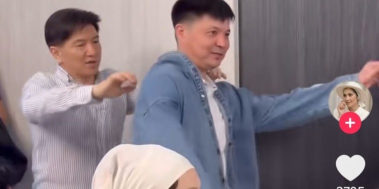 "Сәкен свежий құдасына дженси кит кигізді": әншінің бас тағы да дауға қалды