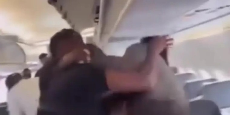 Бүкіл әлемге танымал әзілкеш пен блогер ұшақ ішінде төбелесіп, шу шығарған