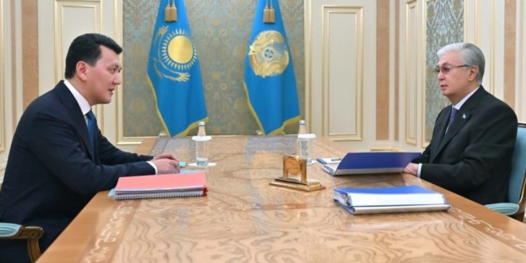 Парламенттік реформаға 300-ге жуық ұсыныс түсті: Ерлан Қарин Президентке есеп берді