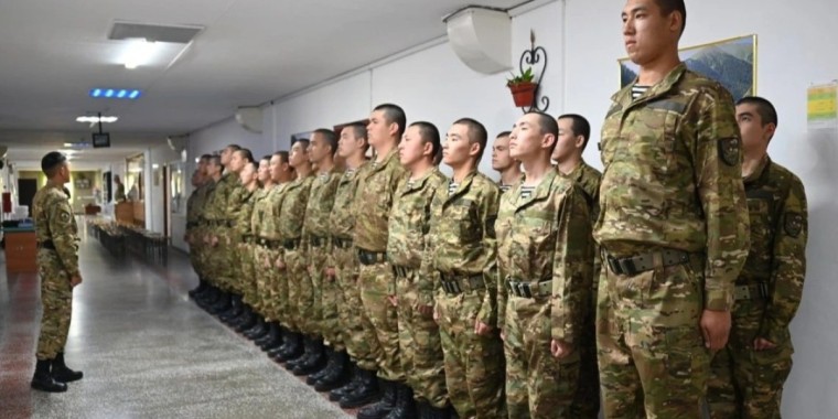 Қорғаныс министрі әскерде әлімжеттік жоқ екенін айтты