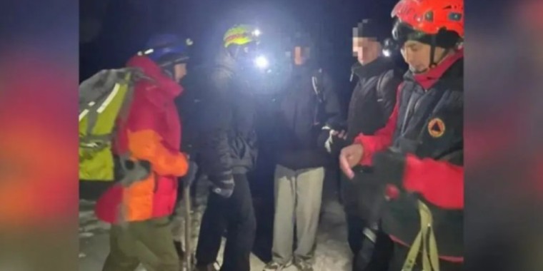 Үлкен Алматы шыңына шыққан екі адам төмен түсе алмай қалды