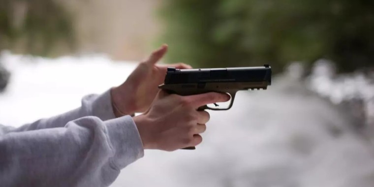 Балалары төбелесіп қалған екі әке мектеп ауласында бір-біріне оқ атты