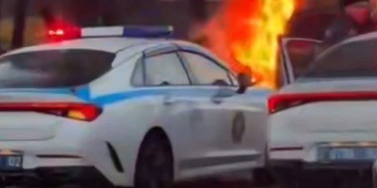 Алматыда үш көлік соқтығысып, біреуі өртенді