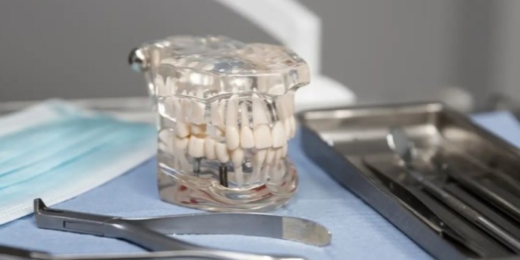 18 тісі бірден жұлынған қыздың өлімі. Сотта стоматологиялық клиниканың заң бұзғаны анықталды