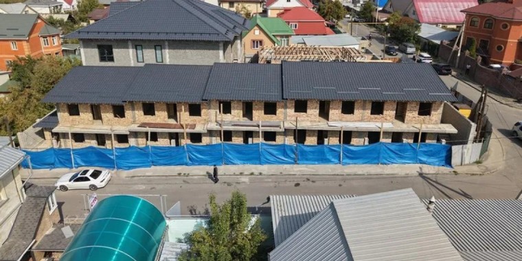 Өзі салып, өзі бұзды. Алматыда заңсыз ғимарат сүріліп жатыр