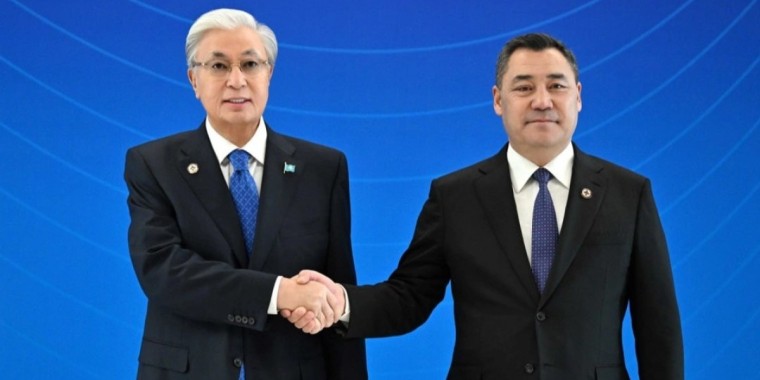 Қасым-Жомарт Тоқаевты «Ынтымак Ордо» резиденциясында Садыр Жапаров күтіп алды