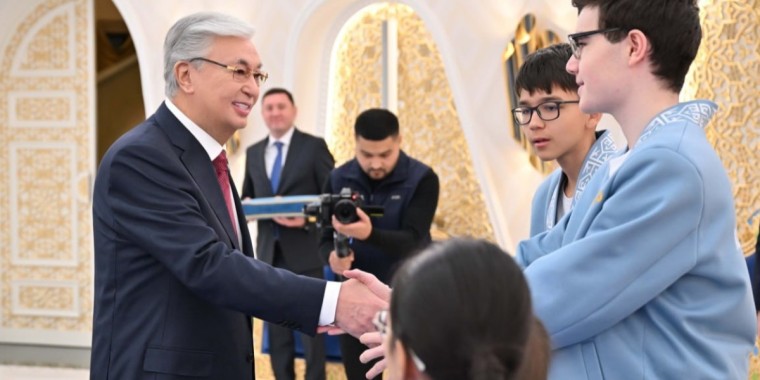 Тоқаев әлем чемпионаттарында топ жарған жас шахматшылармен кездесті