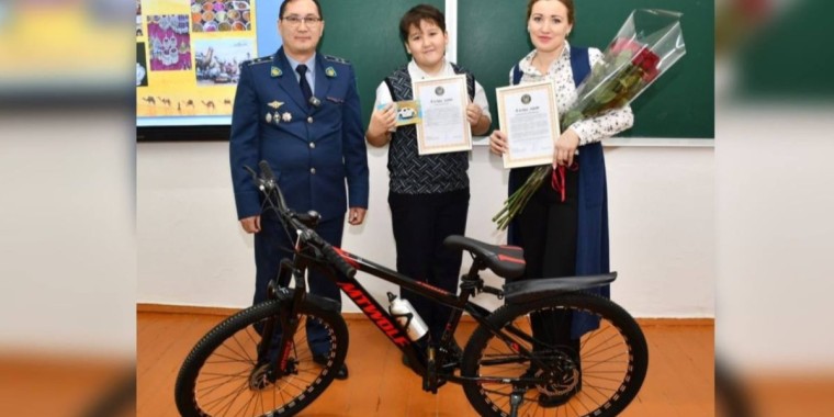 Полиция күдіктіні ұстауға жәрдемдескен оқушыны марапаттады