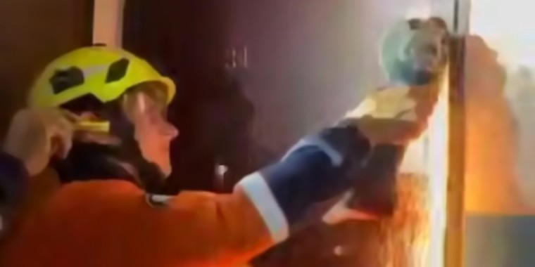 Көкшетауда құтқарушылар пәтерде қалған екі баланы аман алып шықты