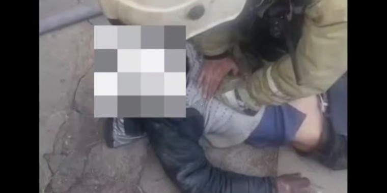 Алматыда құтқарушылар түтінге тұншыққан ер адамды аман алып қалды