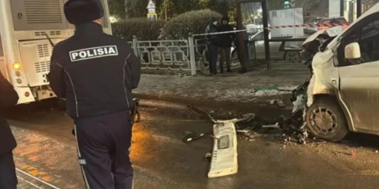 Астанада автобус апатқа ұшырап, бір адам қаза тапты
