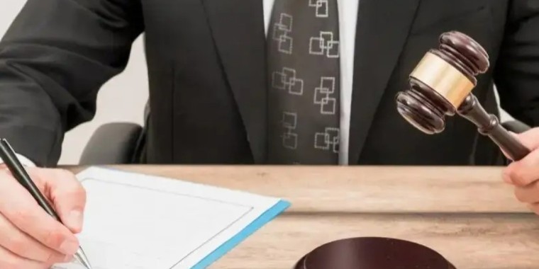 Range Rover көлігі мен 370 млн теңгені заңсыз тартып алған: Алматыда сот орындаушысы сотталды