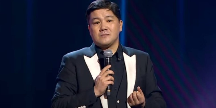 "Туған ағам": Тұрсынбек Қабатовтың концертінде ел күтпеген тосын жайт орын алды (ВИДЕО)