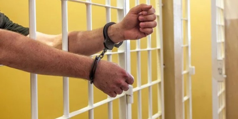 15 жыл түрмеде отырып, одан әрі гипнозға түскен адам бостандыққа шықты. Әрі қарай не болады?