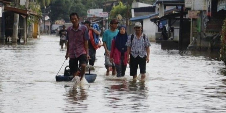 Индонезиядағы табиғи апаттан 900-ден  астам адам қаза тапты