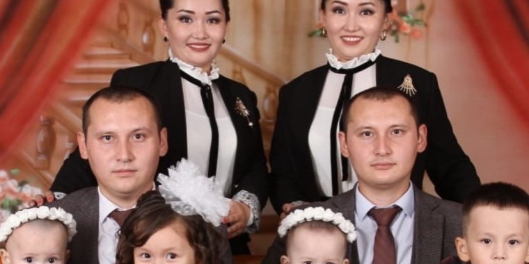 "Анасы да, әкесі де, балалары да егіз": Егіздерден құралған отбасы желі қолданушыларын тәнті етті (ФОТО)