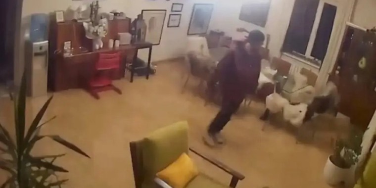 Ұрланған сейфті троллейбуспен алып қашпақ болған адам ұсталды