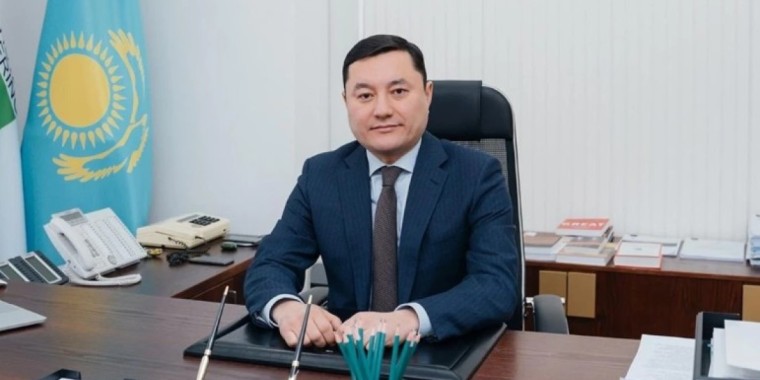 Бұрынғы вице-министр лауазымын асыра пайдаланды деген күдікпен ұсталды