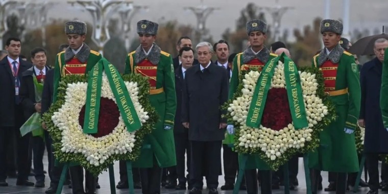 Тоқаев Түрікменстанда Бейтараптық монументіне гүл шоғын қойды