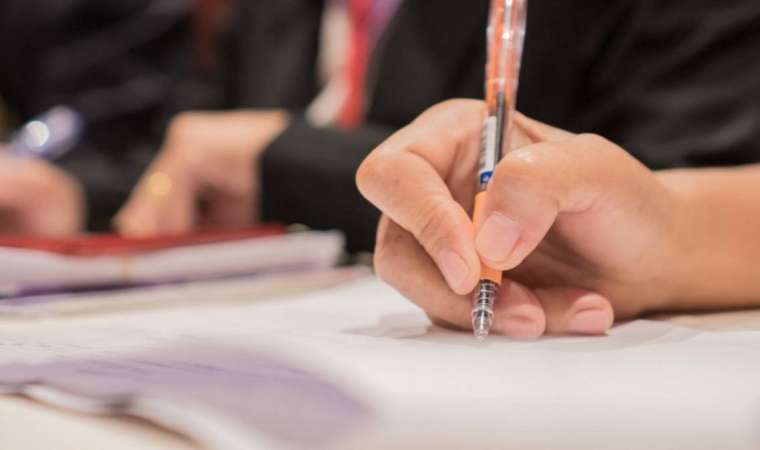 60 жыл тұрса да тіл үйренбеген азамат елден қуылуы мүмкін