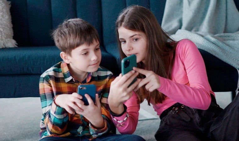 Балалар үшін әлеуметтік желіде шектеу қойылмақ – министрлік мерзімін айтты