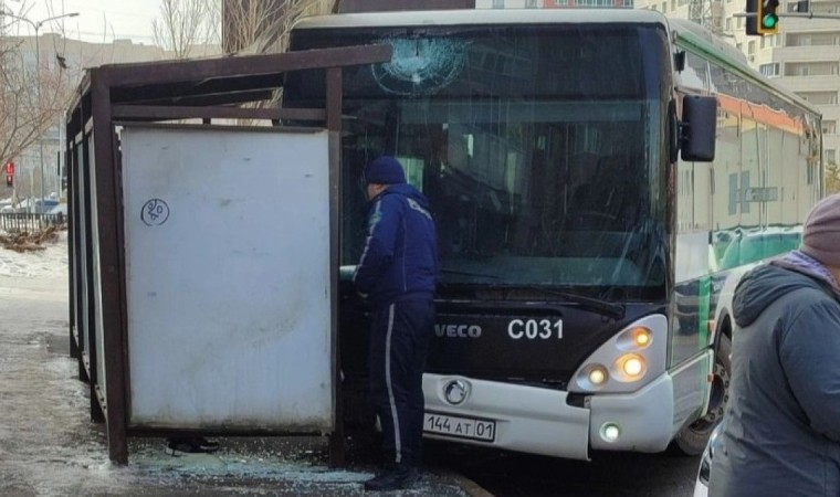 Астанада автобус аялдамаға соғылды