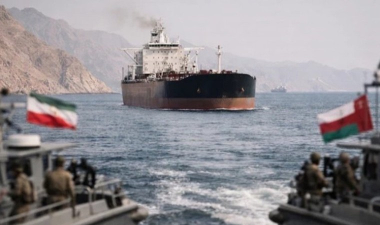 Трамп Ормуз бұғазын қоршауға алатынын мәлімдеді